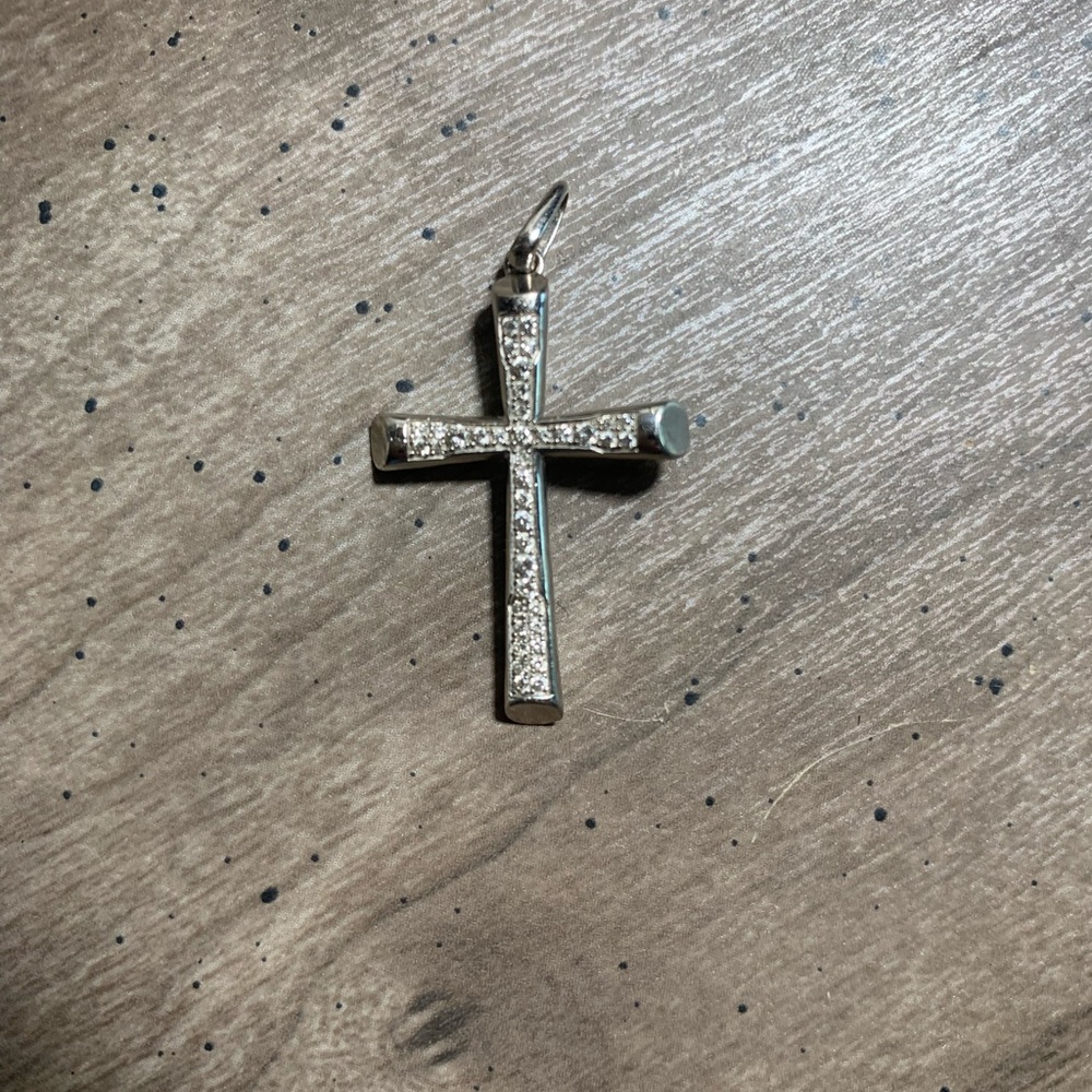 Diamond and silver cross charm 💎 ✨